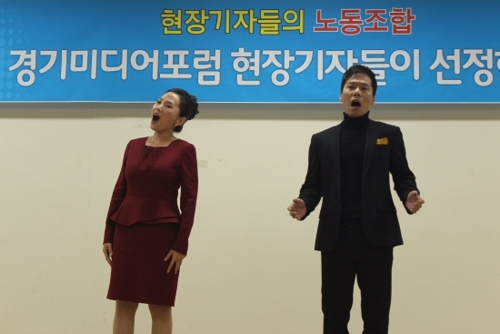 2부 시상식 현장에 감동의 물결을 선사한 수원예술인연합회 소프라노 남지은(왼쪽)과 테너 홍명표(오른쪽)의 환상적인 듀엣.
