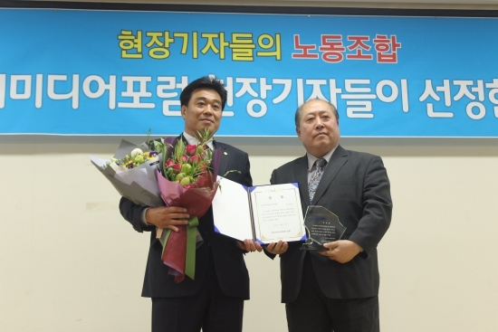 기초자치 부문 의정대상을 수상한 김명철 오산시의원(왼쪽).