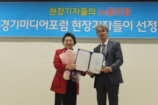 강렬한 빨간 상의가 잘 어울리는 일반-문화예술부문 대상을 수상한 전애리 수원예술인연합회 회장(왼쪽).