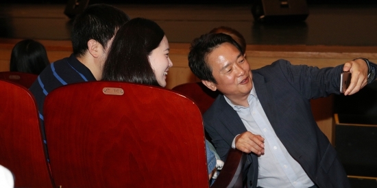 지난 6월 21일 열린 ‘2017 경기도 일하는 청년통장 설명회’에서 남경필 경기도지사가 일하는 청년통장 참여자들과 기념촬영을 하고 있다.