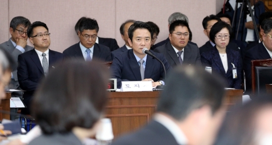 지난 19일 오전 ‘2017년도 행정안전위원회 국정감사’에서 남경필 경기도지사가 위원들의 질문에 경청하고 있다.