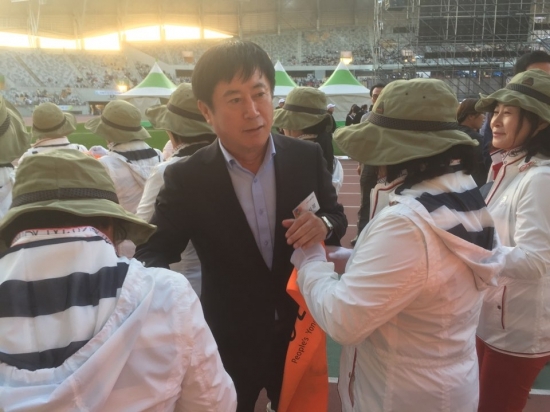 지난달 28일 생활체육 대축전에서 용인시 참가자들과 인사하고 있다.