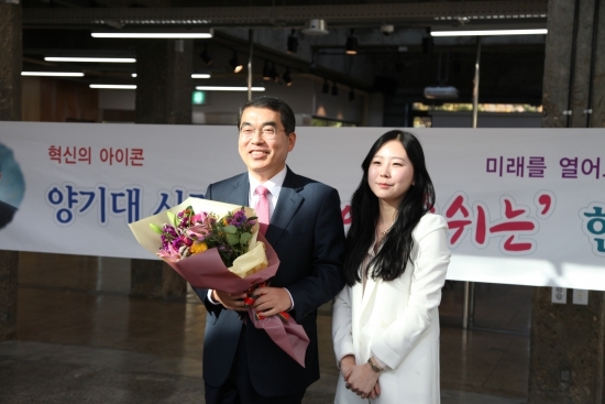 지난 14일 경기상상캠퍼스에서 진행된 인터뷰에서 강한별 기자가 양기대 시장에게 꽃다발을 전달했다.