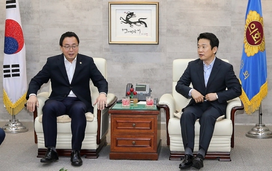 왼쪽부터 정기열 경기도의회 의장, 남경필 경기도지사.