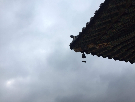 고요한 해인사에 울리는 은은한 풍경 소리.