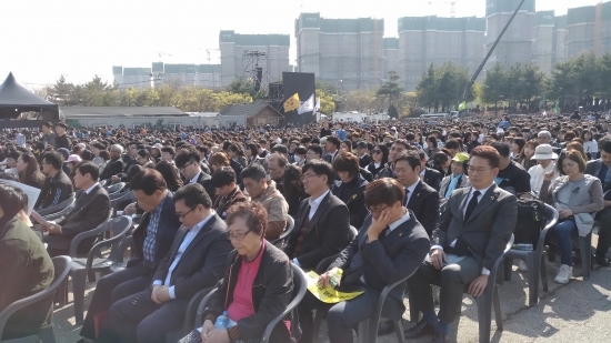 ‘4.16 세월호 참사 희생자 정부 합동 영결·추도식’에 참석한 시민들.