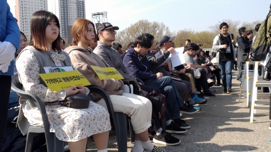 ‘4.16 세월호 참사 희생자 정부 합동 영결·추도식’에 참석한 시민들이 ‘기억하고 행동하겠습니다’ 피켓을 들고 있다.