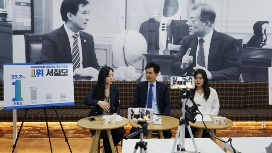 지난 9일 서철모 선거사무실에서 진행된 ‘강기자공기자 인터쇼’에서 강한별 기자, 서철모 화성시장 예비후보, 공소리 기자 모습.