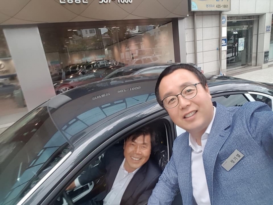 경기도의회 9대 이필구 의원에게 자동차를 팔고 인증샷을 찍은 정기열 자연인(정기열 페이스북 제공).