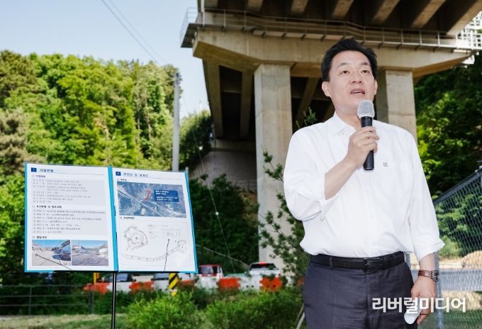이재준 수원시장이 파장동 맛고을거리 만남의 광장 조성사업 현장을 점검한 후 발언하고 있다.