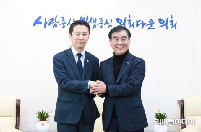 안산시의회 송바우나 의장이 5일 경기도의회 염종현 의장을 예방했다. 사진1은 이날 도의회 접견실에서 기념촬영에 임하고 있는 송바우나 의장(사진 왼쪽)과 염종현 도의장의 모습