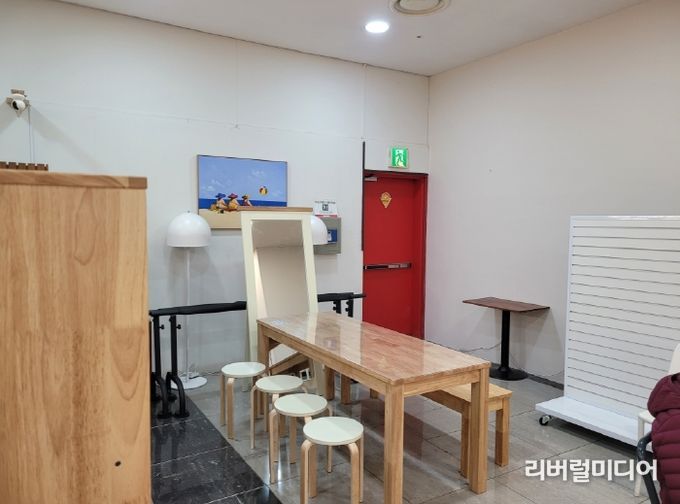 비상계단 출입문 앞 대피 통로 상품 진열