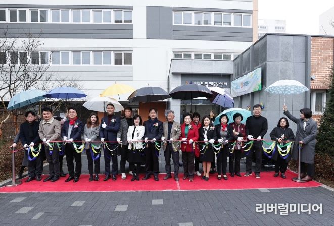 덕은다함께돌봄센터 테이프 컷팅식 기념 촬영