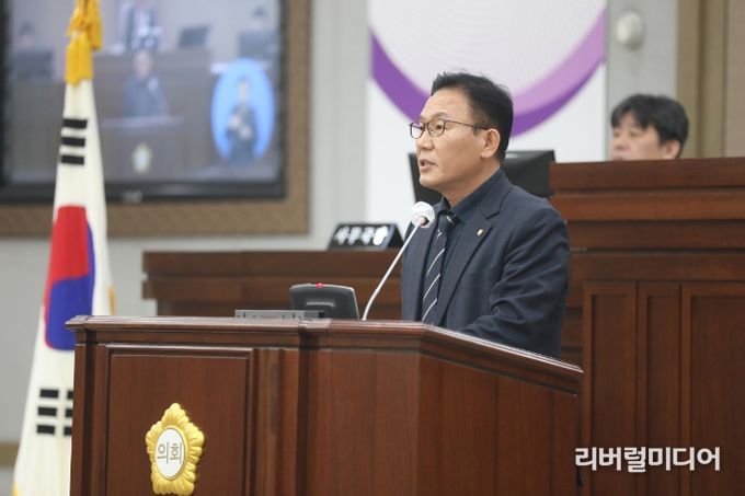 채명기 의원이 5분발언을 하고 있다.