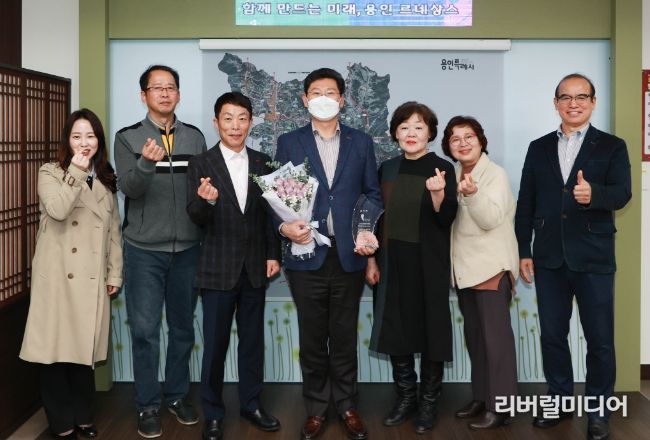 이상일 용인특례시장이 지난 28일 구갈상점가 상인회로부터 감사패를 받았다