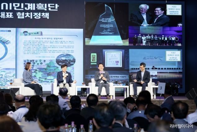 지난해 9월10일 개최된 2024 도시정책 시민계획단 원탁토론회에서 이재준 수원시장과 도시 전문가들이 토크 콘서트를 진행하고 있다.