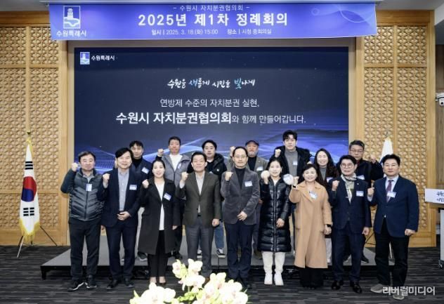 이재준 시장(왼쪽 4번째부터), 구균철 자치분권협의회 의장과 위원들이 함께 하고 있다.
