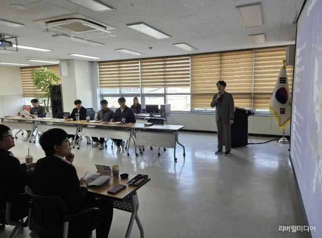 수원도시공사 관계자가 탑동이노베이션밸리 사업을 설명하고 있다.