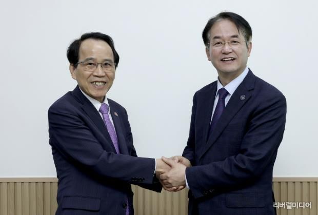 이동환 고양특례시장(오른쪽)과 가오슝시 린친롱 부시장(왼쪽)