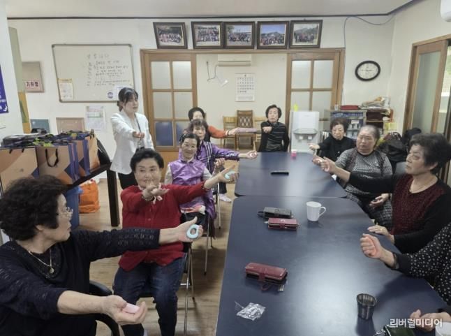 시흥시 군자동, 어르신 낙상 예방 프로그램 운영… 건강한 노화 지원 앞장