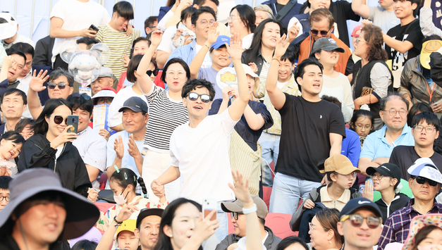 불꽃으로 물든 전곡항, 열기 가득 뱃놀이 축제