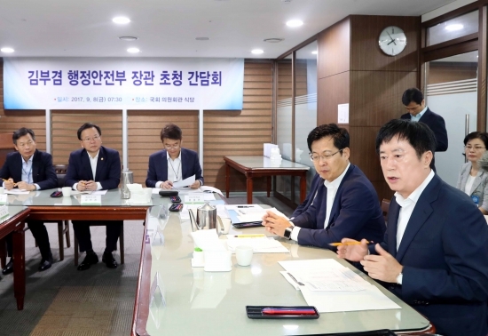지난 8일 행정안전부 김부겸 장관 초청 100만 대도시 조찬간담회 사진. 용인시 제공.