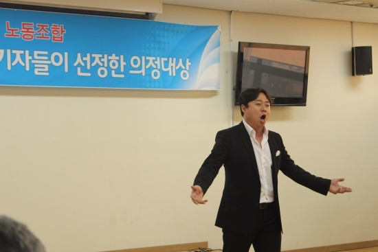 1부 시상식 현장을 뜨겁게 달군 수원예술인연합회 테너 백승화의 멋진 축하공연!