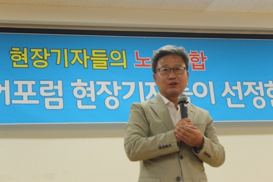 행정-환경부문 대상을 수상한 채인석 화성시장이 수상 소감을 말하고 있다.