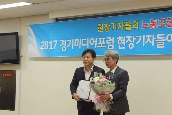 자신의 세비 전액을 기부하겠다는 약속을 실천한 경기도의회 박재순 의원이 광역 부문 의정대상을 수상했다.