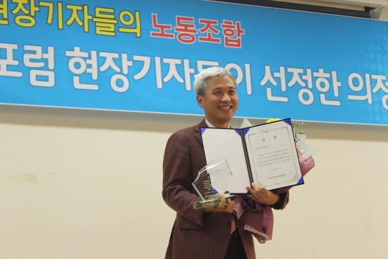 행정-교육부문 대상을 수상한 곽상욱 오산시장의 멋진 미소.