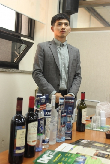 바텐더~ 뭘 마셔야 해? 시상식 한편에 자리한 칵테일바에서 와인과 간단한 칵테일을 즐길 수 있었다.