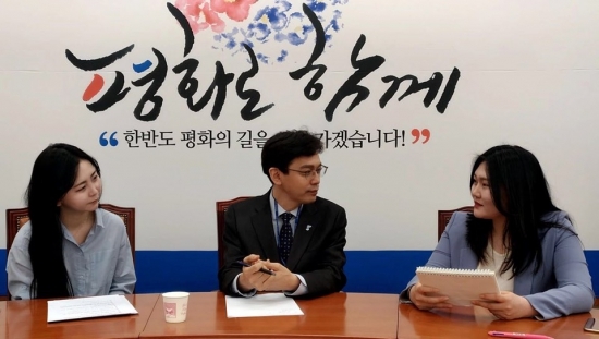 지난 7일 국회에서 진행된 ‘강기자공기자 인터쇼’에서 강한별 기자, 현근택 부대변인, 공소리 기자 모습.