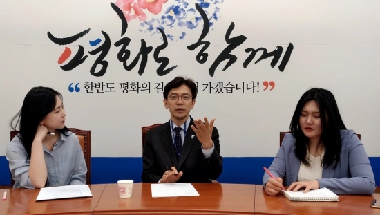 지난 7일 국회에서 진행된 ‘강기자공기자 인터쇼’에서 강한별 기자, 현근택 부대변인, 공소리 기자 모습.