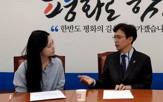 지난 7일 국회에서 진행된 ‘강기자공기자 인터쇼’에서 강한별 기자, 현근택 부대변인, 공소리 기자 모습.