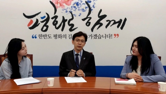 지난 7일 국회에서 진행된 ‘강기자공기자 인터쇼’에서 강한별 기자, 현근택 부대변인, 공소리 기자 모습.