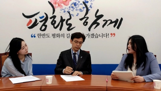 지난 7일 국회에서 진행된 ‘강기자공기자 인터쇼’에서 강한별 기자, 현근택 부대변인, 공소리 기자 모습.