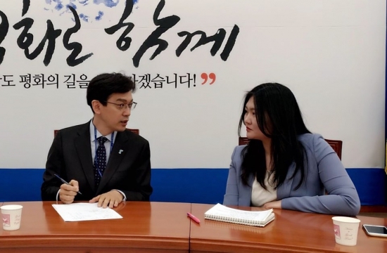 지난 7일 국회에서 진행된 ‘강기자공기자 인터쇼’에서 현근택 부대변인, 공소리 기자 모습.