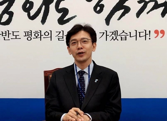 지난 7일 국회에서 진행된 ‘강기자공기자 인터쇼’에서 현근택 부대변인 모습.