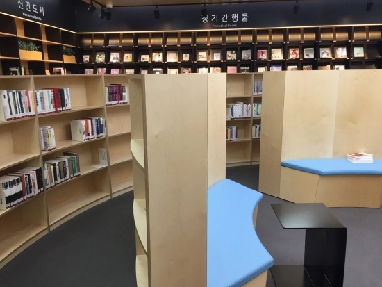 열람실 내 책꽂이와 의자가 결합된 독특한 형태의 인테리어.