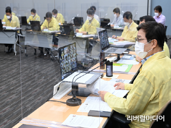 염태영 시장이 ‘8월 중 확대간부회의’에서 발언하고 있다.