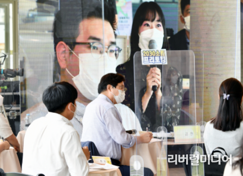 ‘2030 소통 프리토킹 세 번째 이야기’에 참가한 청년이 의견을 말하고 있다.