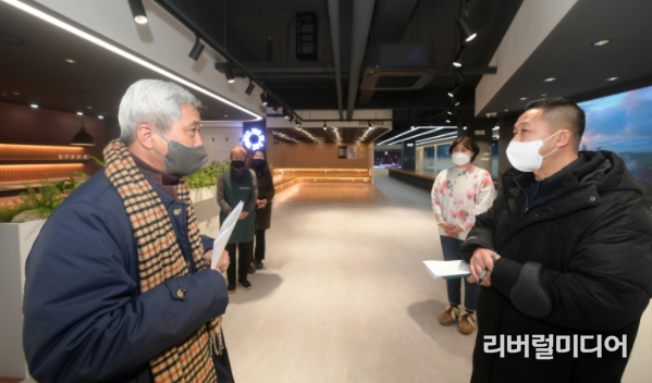 곽상욱 오산시장 어린이공원 청년일자리카페 현장점검