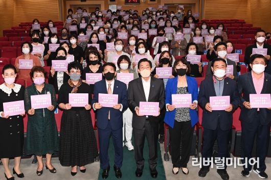 이재준 수원시장(앞줄 오른쪽 4번째), 김기정 수원시의회 의장(앞줄 오른쪽 5번째)를 비롯한 기념식 참가자들이 ‘모두가 존중받는 행복한 동행 성평등한 수원특례시’라는 글이 적힌 손팻말을 들고 있다.