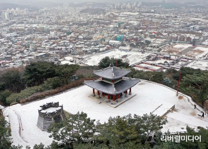 겨울에도 누구나 가볍게 등산할 수 있는 칠보산 정상에서 펼쳐지는 서수원 권역.
