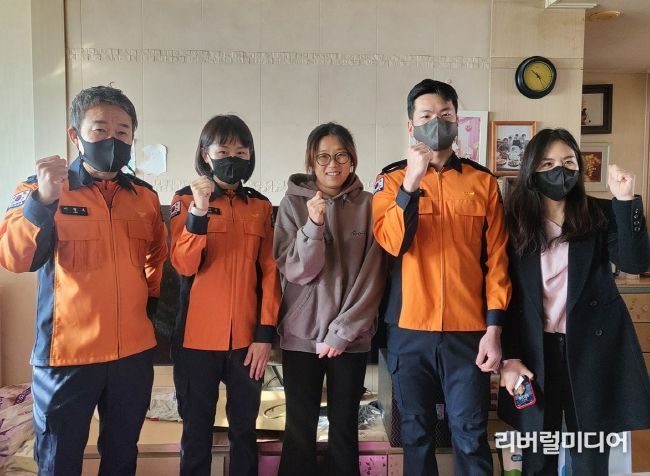 경기도와 송탄소방서 관계자들이 최근 구급차에서 6번째 딸을 출산한 산모를 격려 방문했다.