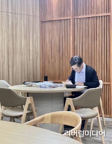 축하편지를 쓰고 있는 김동연 지사.