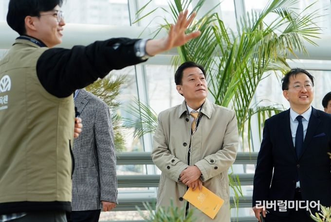이재준 수원시장이 일월수목원에서 현장점검을 하고 있다.