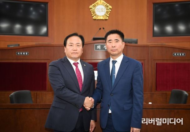 좌)이권재 오산시장 우)성길용 의장