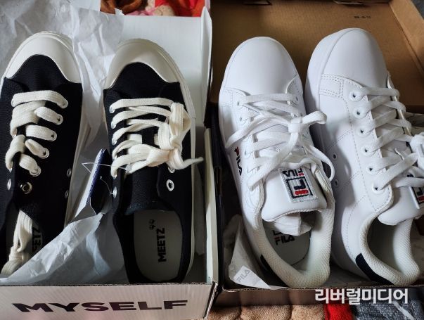 부천 소사본동은 저소득 가정을 위해 신학기 운동화와 추가 교복비를 지원했다.