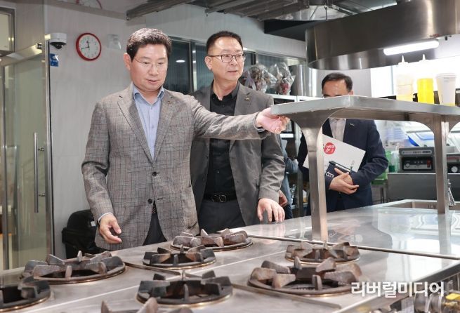 이상일 용인특례시장이 예산상설시장 내 청년창업가게 중 한 곳을 살펴보고 있다